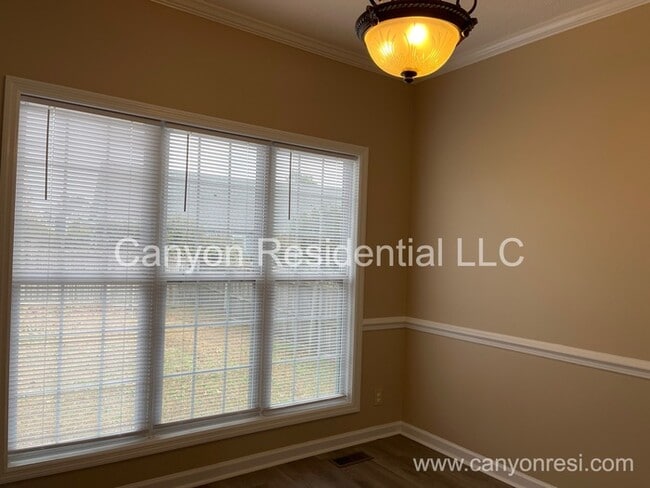 Building Photo - 825 Connaly Dr