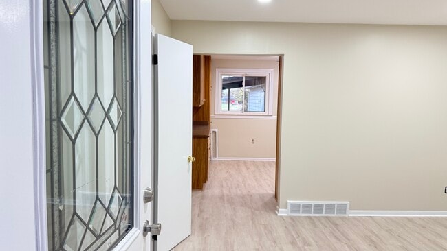 Building Photo - 1060 Glaser Dr