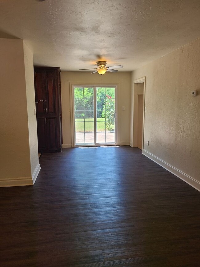 Building Photo - 1216 Westlawn Dr