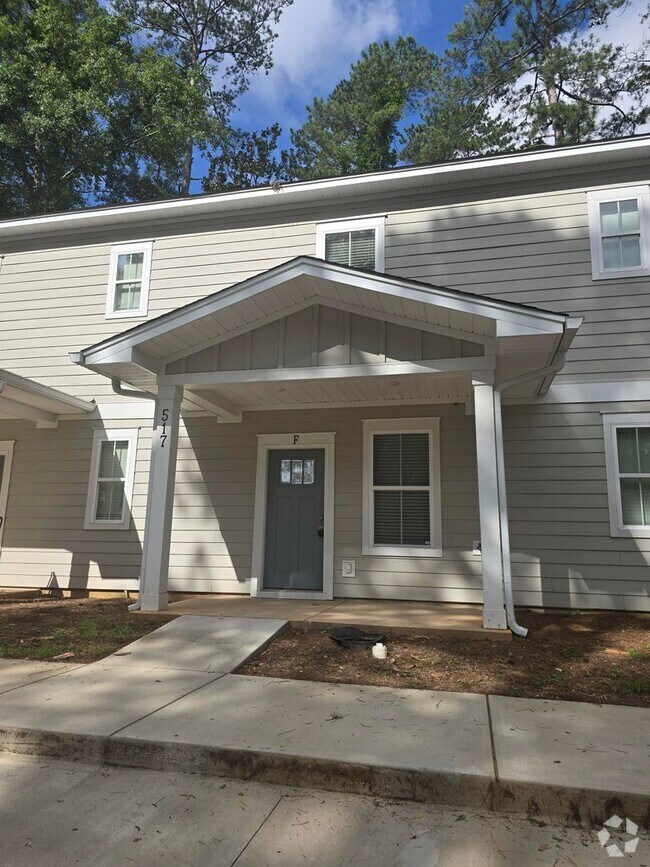 Building Photo - 517 Deerwood St