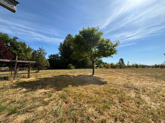 Foto del edificio - Home on 3 Acres!