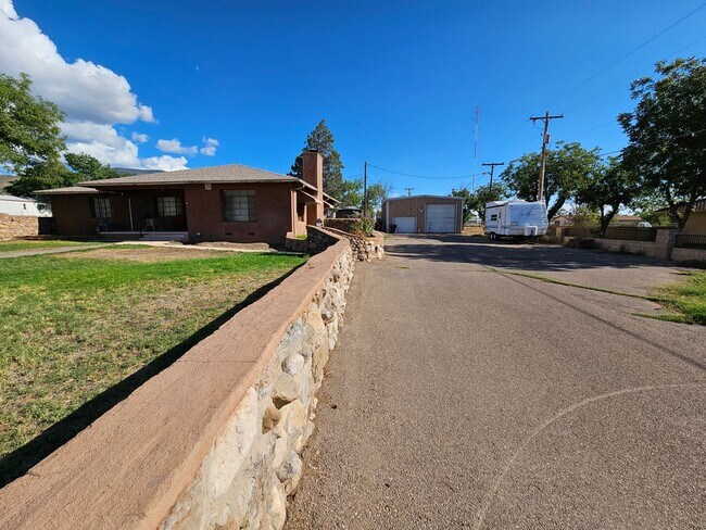 Foto del edificio - Beautiful Retro 3 Bd/2Ba Home Ready Lookin...