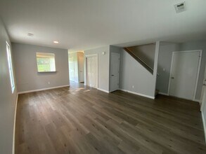 Building Photo - 4623-4623 W Bainbridge Dr