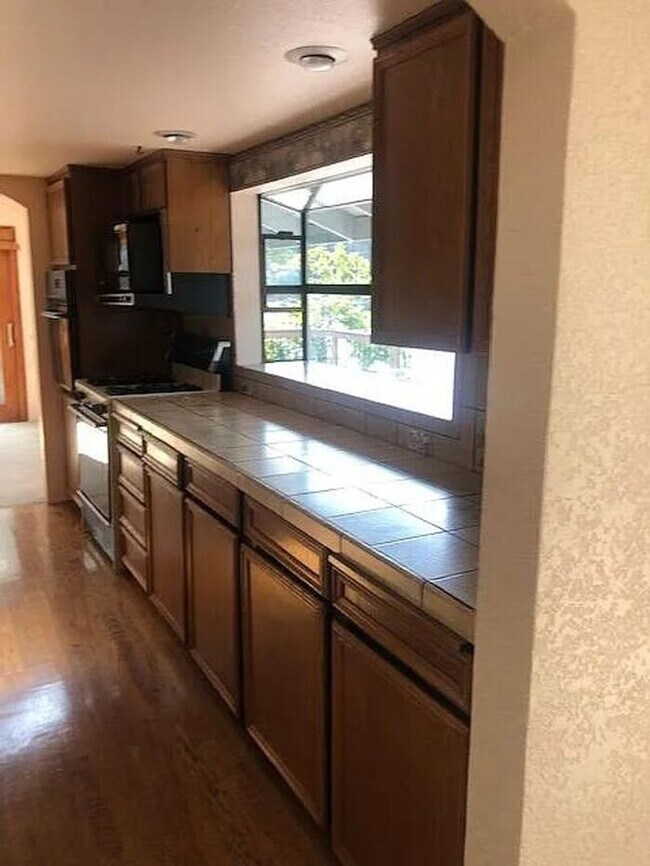 Foto del edificio - Gravelly Lake Waterfront 4 Bedroom Home in...