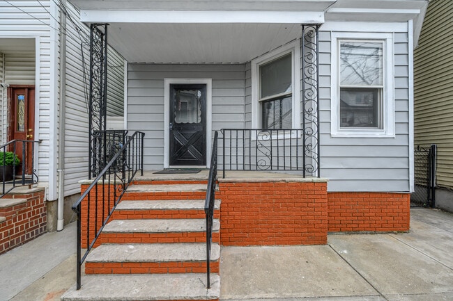 Building Photo - 23 Komorn St