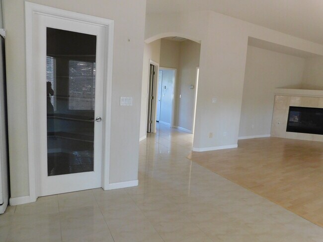 Building Photo - 4623 Longview Dr