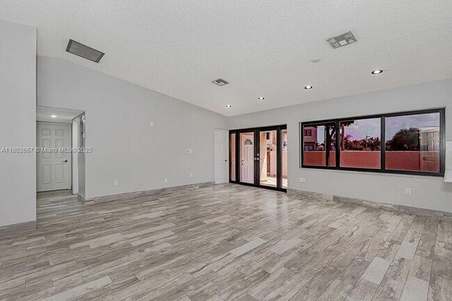 Foto del edificio - 740 NW 105th Pl