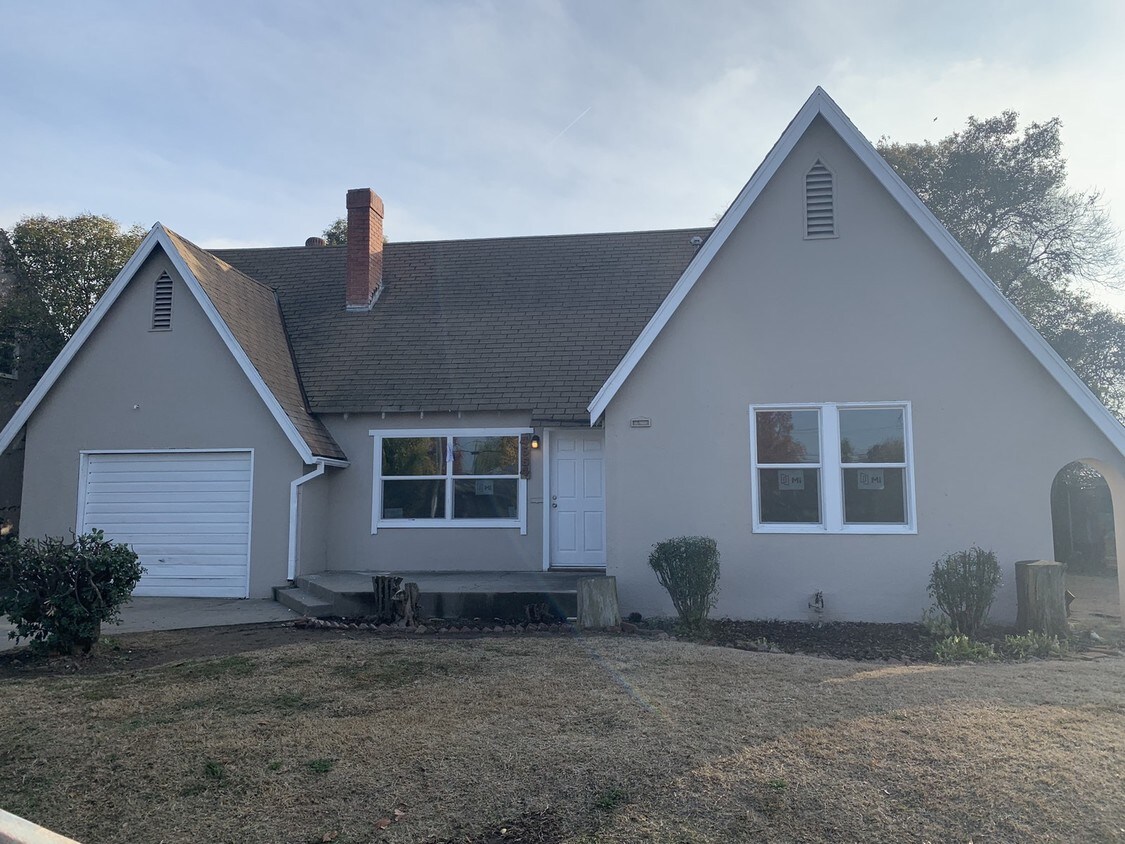 Primary Photo - 4564 East Tulare Avenue