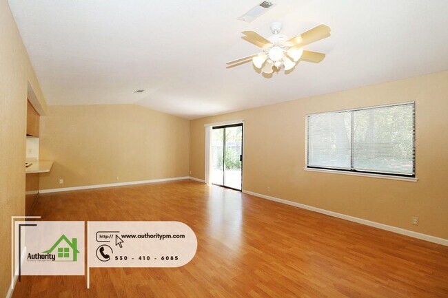 Foto del edificio - 6822 Creekside - Large trees at this prope...