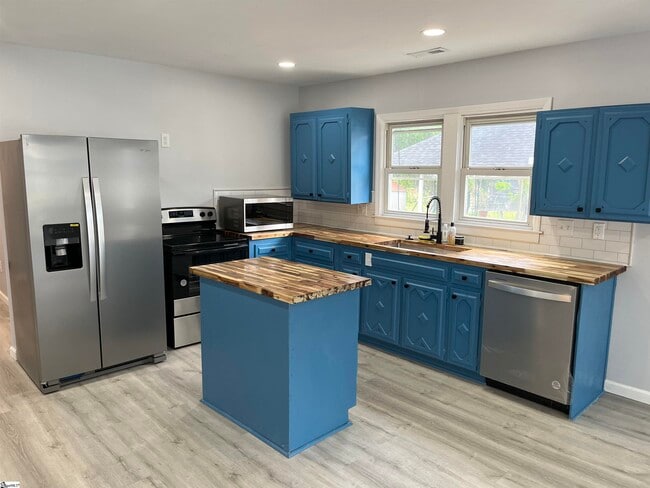 Building Photo - 107 Bennett St