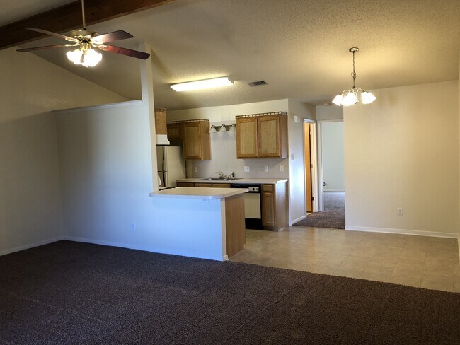 Building Photo - Duplex *LEASING SPECIAL AVAILABLE*