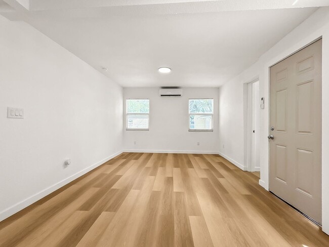 Building Photo - Beautifully Renovated 2 Bed | 1 Bath – Move-In Ready in the Heart of Clearwater!