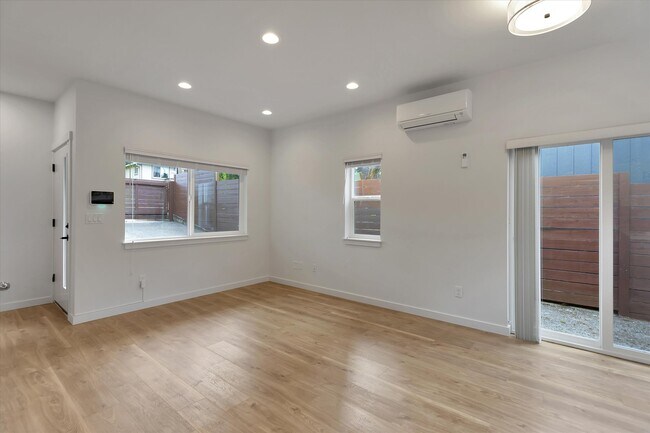 Building Photo - 14337 Roslyn Pl N