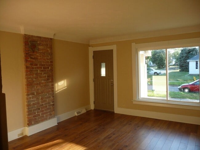 Building Photo - 183 Maple St