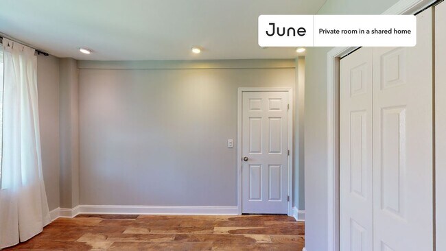 Building Photo - Private bedroom in 6 bed/2.5 bath Home