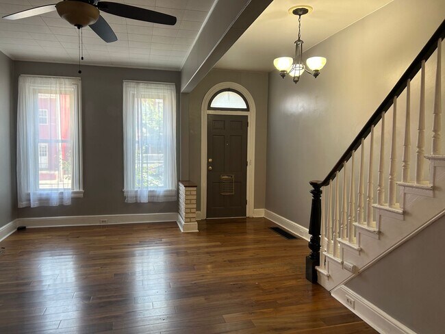 Foto del edificio - Beautiful 3 Bedroom, 1.5 Bath *2 Car Detac...