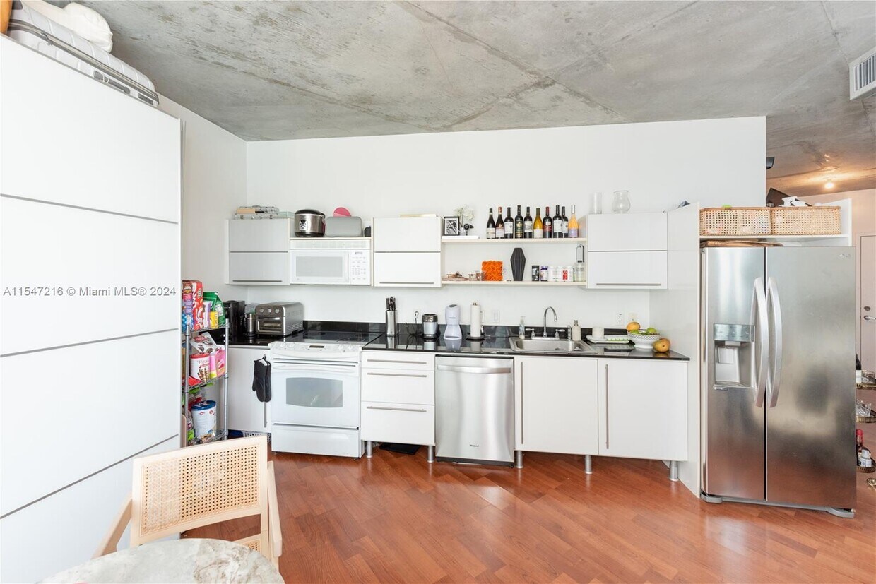 Foto del edificio - 690 SW 1st Ct