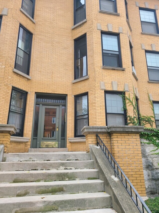 757 W Bittersweet Pl Unit 3, Chicago, IL 60613 Condo for Rent in