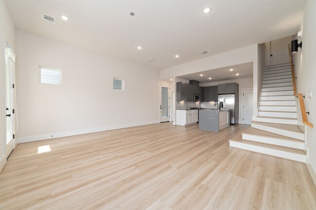 Foto del edificio - 5630 Bertellis Ln