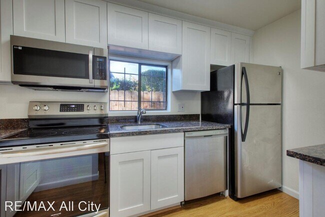 Building Photo - 2 br, 1.5 bath House - 13700 37th Ave Sout...