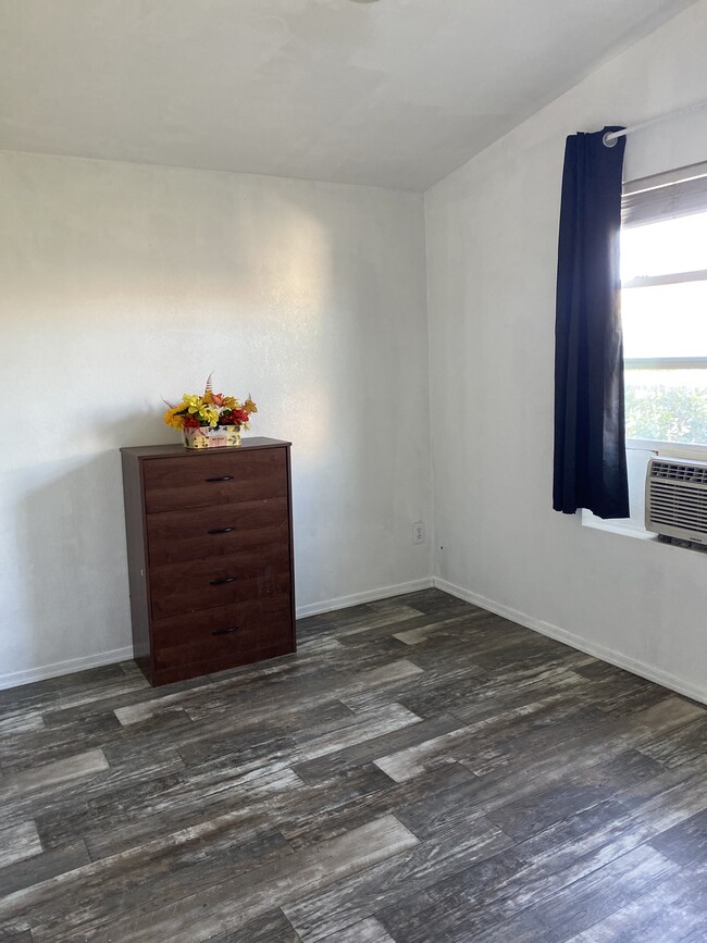 Large newly painted private bedroom - 3813 W 180 N