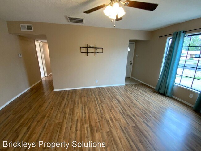 Building Photo - 3 br, 1 bath House - 9908 Leyendecker Rd NE