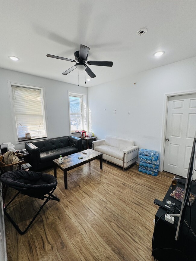 Building Photo - 482 Avenue C