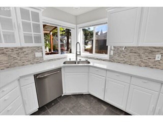 Building Photo - Large 3 Bedroom Beaverton Home!