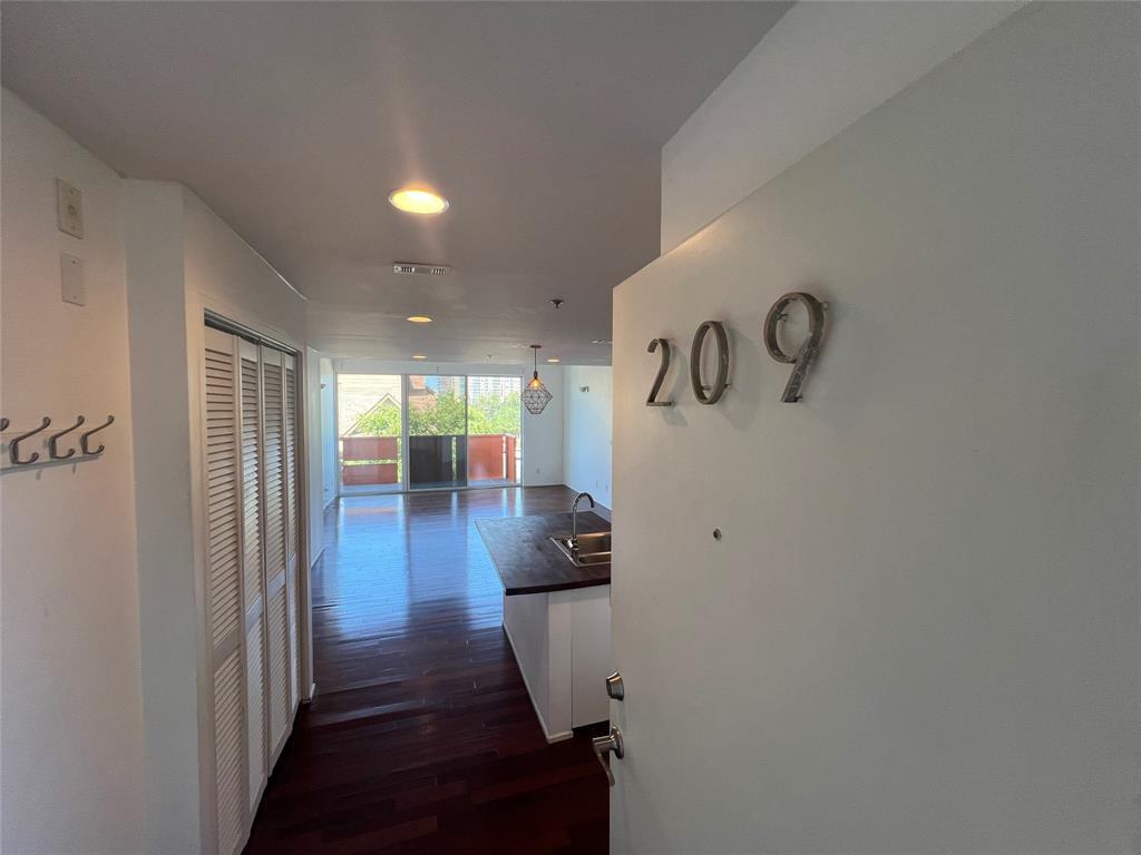 Foto principal - 1200 E 11th St