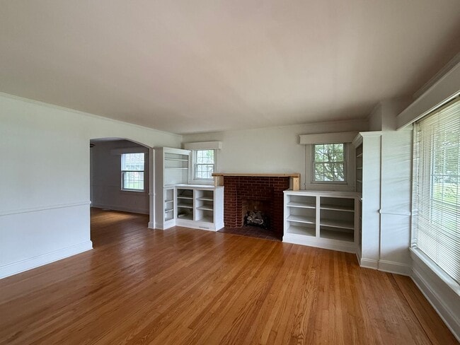 Building Photo - 525 Nutwood St