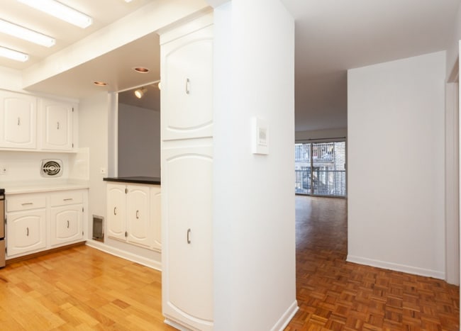 Building Photo - 4334 N Clarendon Ave