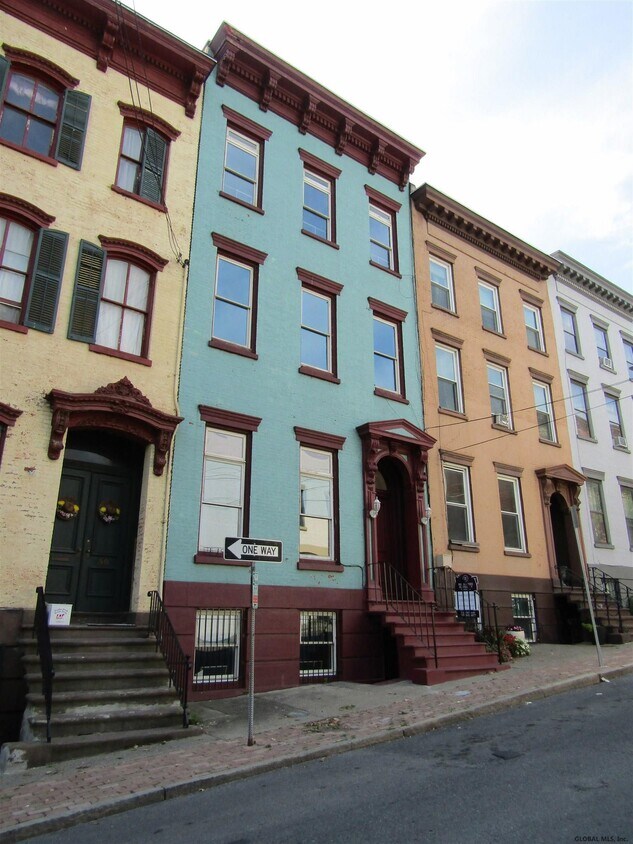 Primary Photo - 32 1st St