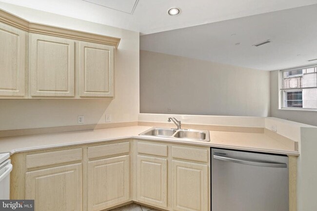 Building Photo - 1600 Arch St