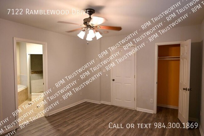Foto del edificio - 7122 Ramblewood Dr