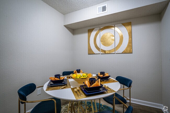 2BR, 2BA - 917SF - Woodlake Meadows