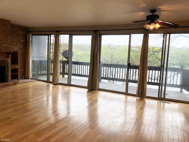 Foto del edificio - 1 br, 1 bath  - 5509 E Lake Dr Apt C