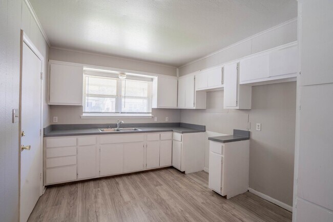 Foto del edificio - 3 Bed / 2 Bath in Central Tulsa!