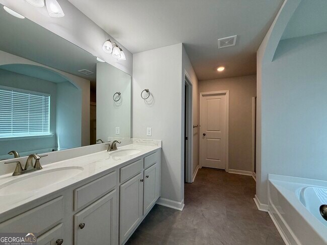 Foto del edificio - 121 Quail Forest Circle
