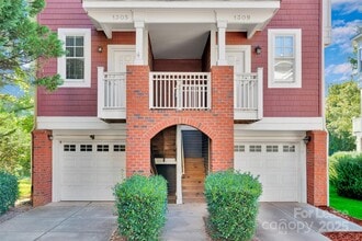 Building Photo - 1305 Summit Greenway Court