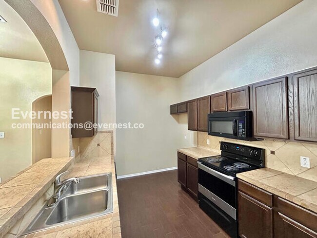 Building Photo - 3 Bed, 2 Bath Home with Fenced Yard & Garage / Pet-Friendly / Available Now!