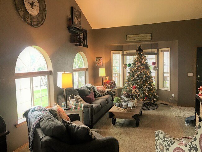 Building Photo - Beautiful, Spacious Home in A Great Neighb...