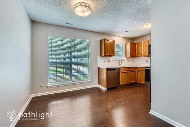 Building Photo - 7217 Mdw Gln Dr