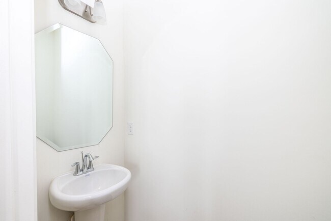 Foto del edificio - Charming 3-Bedroom Townhome Near Jack Alexander Blvd - APRIL MOVE IN SPECIAL