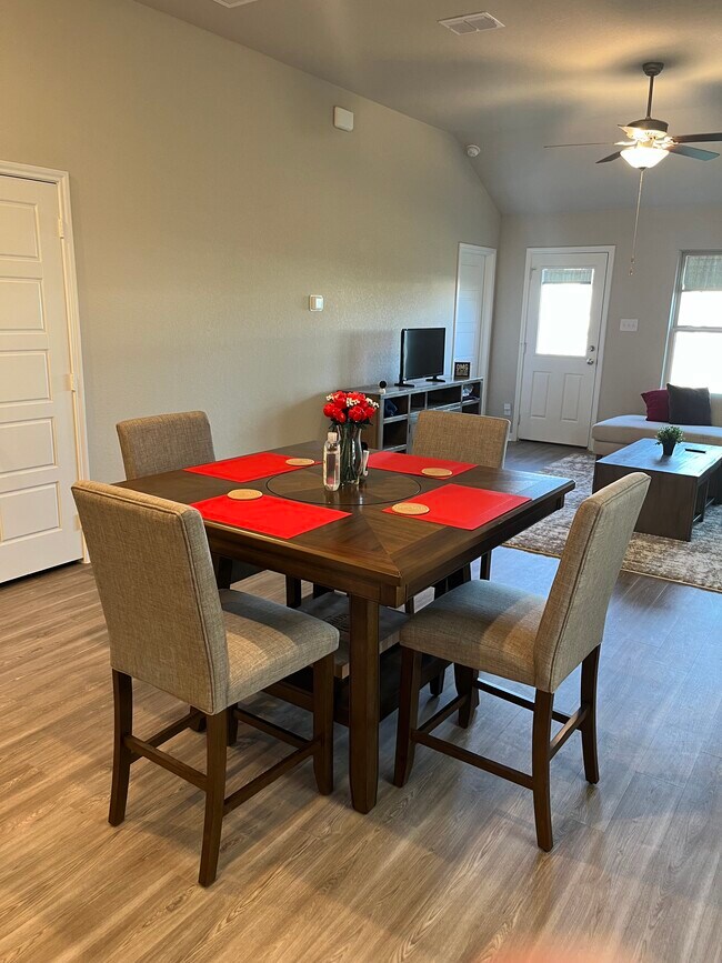 Building Photo - 634 Wild Olive Wy