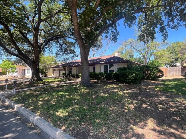 Building Photo - 621 Balfour Dr