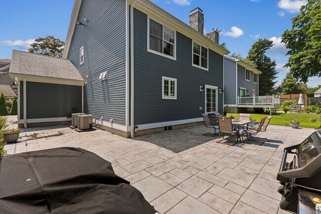 Building Photo - 328 Brewster St