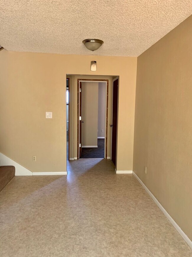 Building Photo - The Perfect House for Roommates, 6bdrms, 3.5 baths, 1.5 miles from Oregon Tech and Sky Lakes Medi...