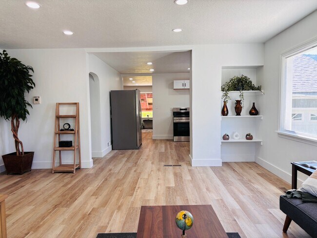 Building Photo - 694 S 600 E