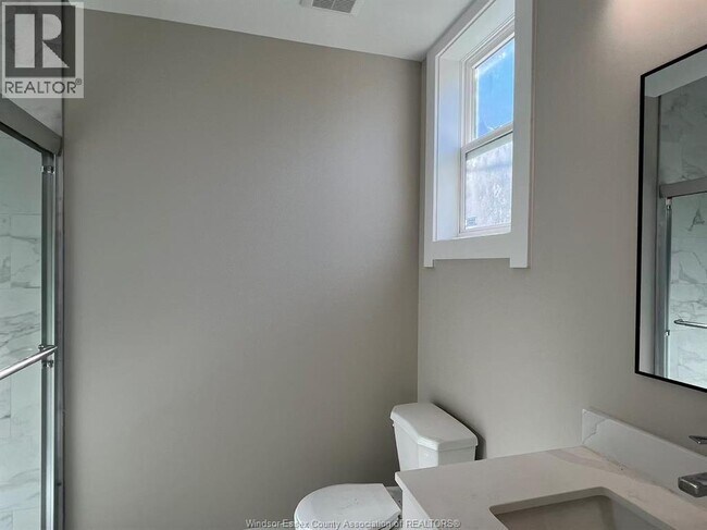 Photo du bâtiment - 917 McKay Ave