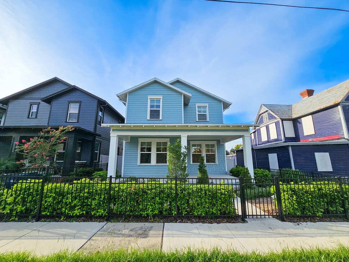 Primary Photo - 408 E Oak Ave